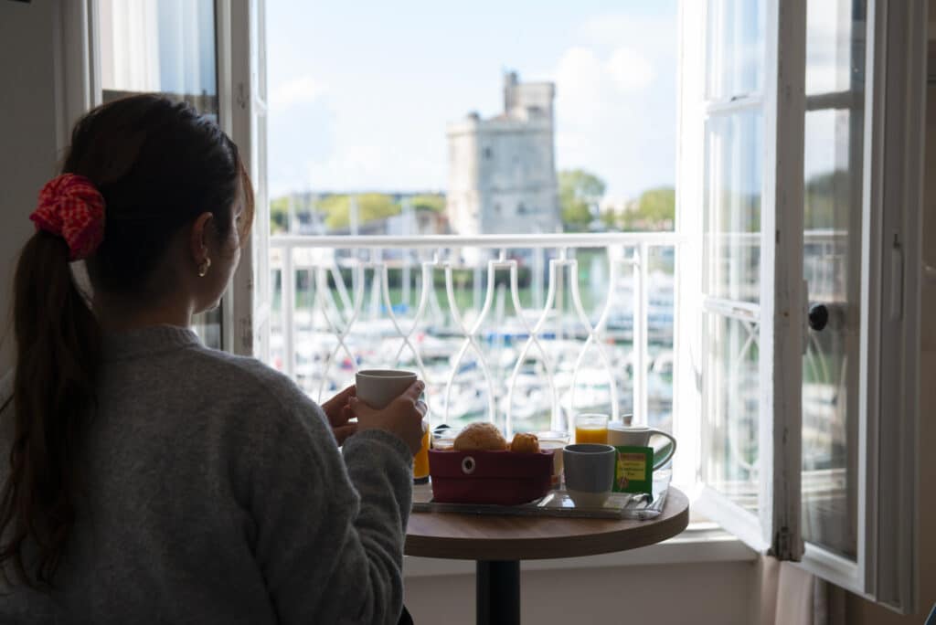 Petit déjeuner chambre double vue port