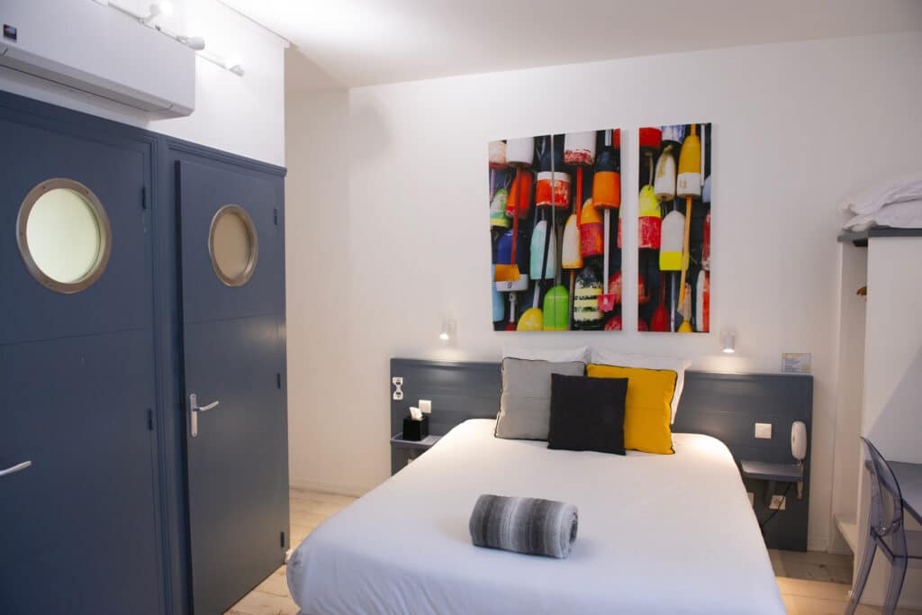 Chambre double large, coté cour, 2 - 3 personnes